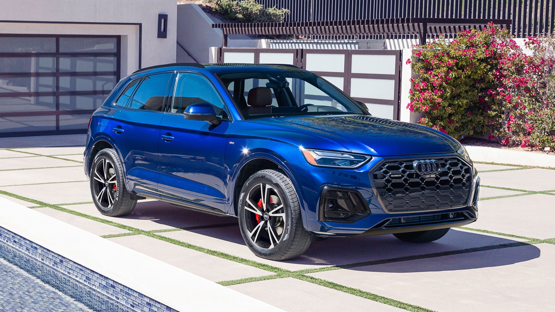 Left profile view of an Audi Q5 parked.